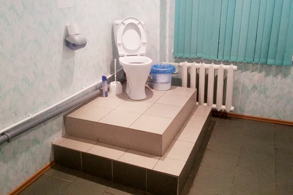 Toilettenbecken auf einem Podest