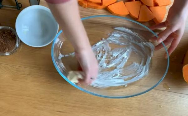 Die Backform mit weicher Butter einfetten