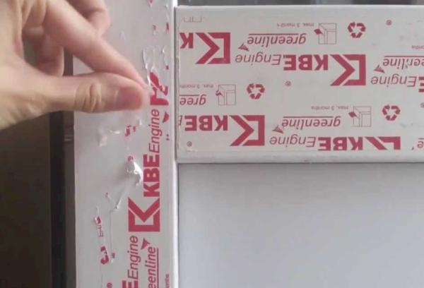 eingetrockneter Film auf Kunststofffenstern