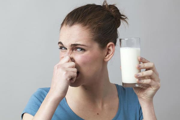 Milch gegen Knoblauchgeruch