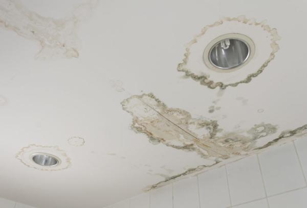 Decke nach einem Wasserleck
