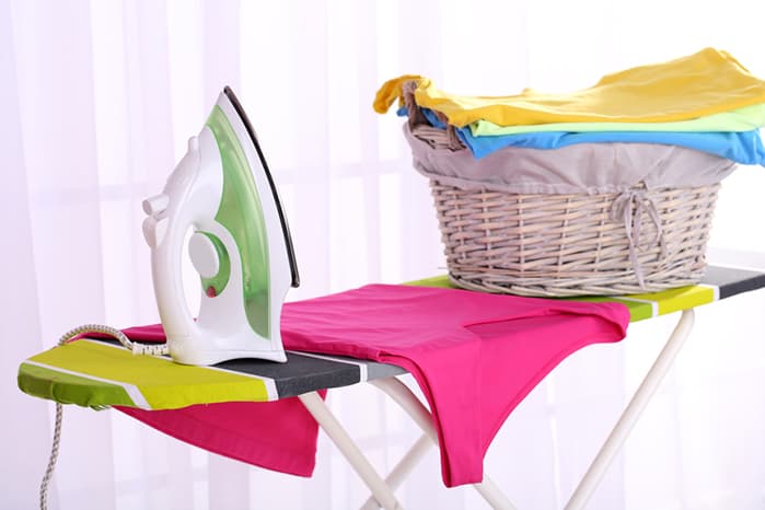Bügeln von Kleidung mit dem Bügeleisen