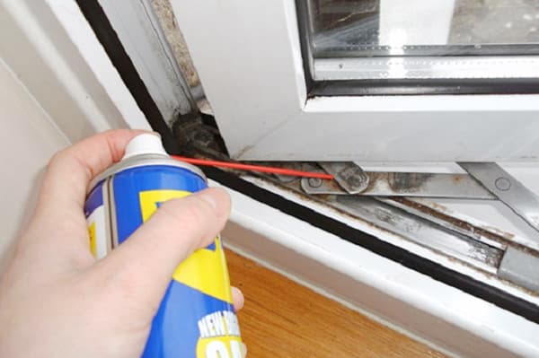 Schmierung der Beschläge des Kunststofffensters