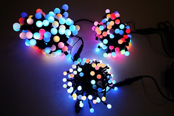 Lichterketten mit bunten Lämpchen