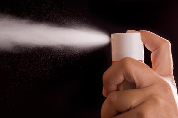 Sprühen eines Aerosols