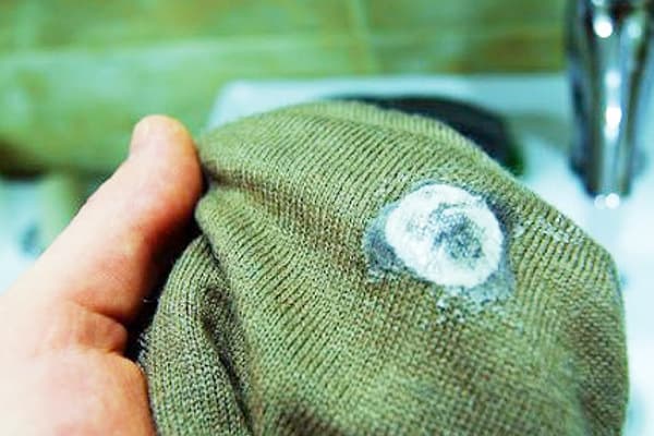 Gefrorener Kaugummifleck auf Wollkleidung