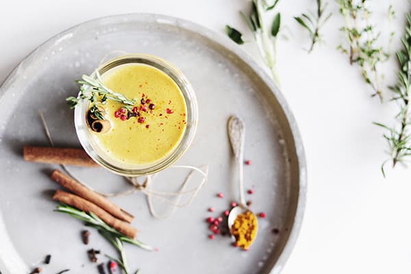 Milch mit Kurkuma und anderen Gewürzen