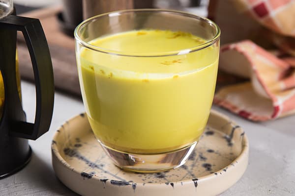 Ein Glas Milch mit Kurkuma