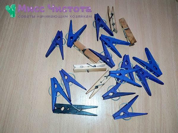 Wäscheklammern aus Holz und Kunststoff