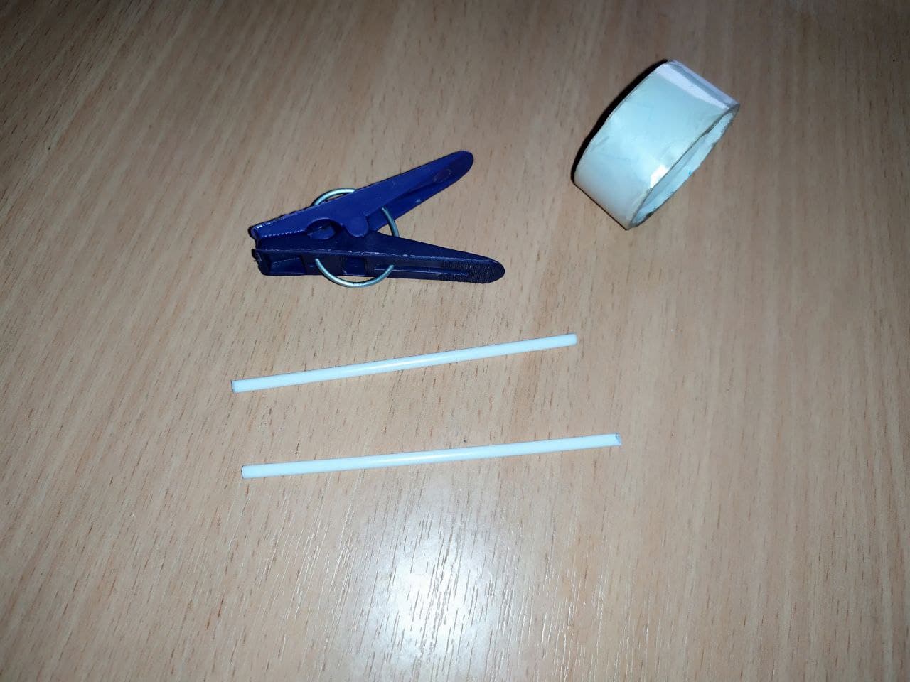 Wäscheklammer, Klebeband und zwei Stäbchen