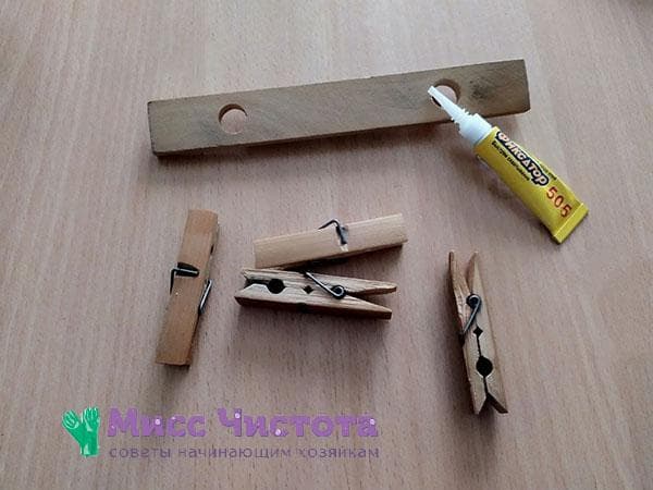 Holzbrettchen, Wäscheklammern und Kleber