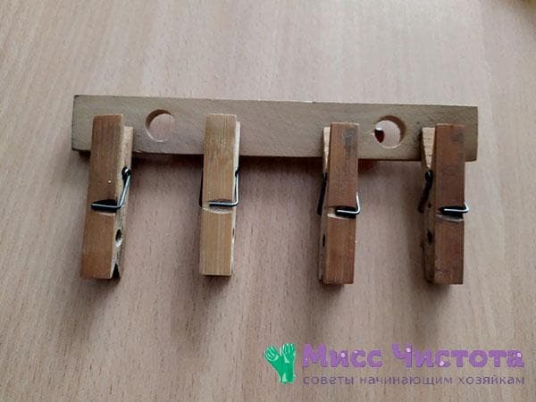 auf ein Holzbrettchen geklebte Wäscheklammern