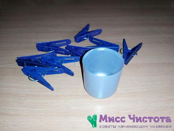 Plastikdeckel und Wäscheklammern