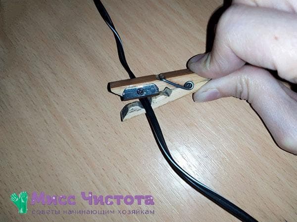 So durchtrennen Sie ein Kabel mit einer Klinge und einer Wäscheklammer