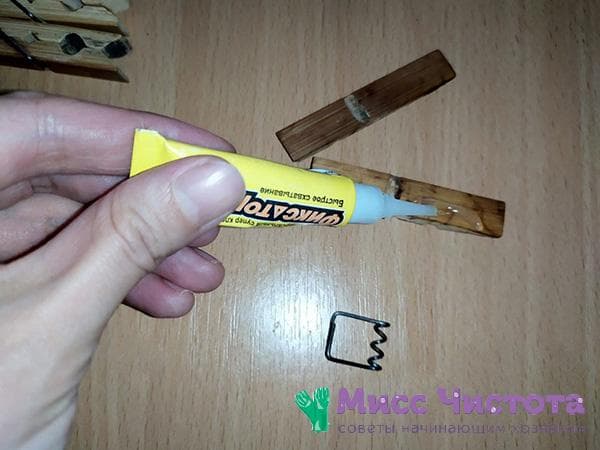 Zusammenkleben zweier Hälften einer Wäscheklammer