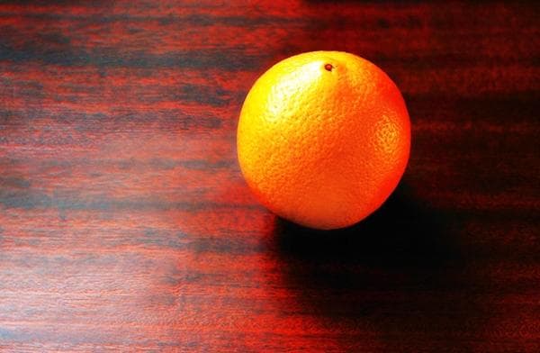 Orange auf dem Tisch
