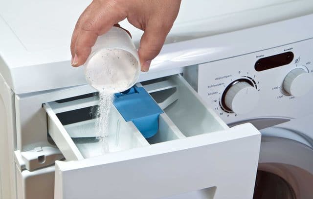 Einlegen des Waschmittels in das Fach der Waschmaschine