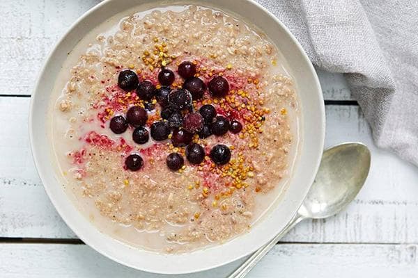 Haferflocken mit Beeren zum Frühstück