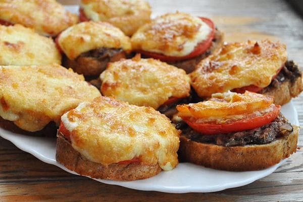 Heiße Sandwiches mit Fleisch und Gemüse