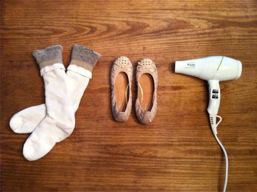 Wie man Schuhe zu Hause dehnt