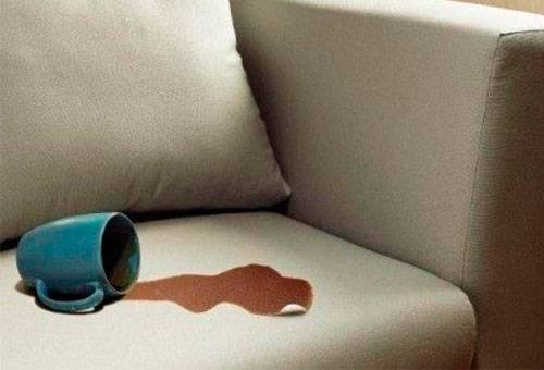 Kaffeefleck auf dem Sofa
