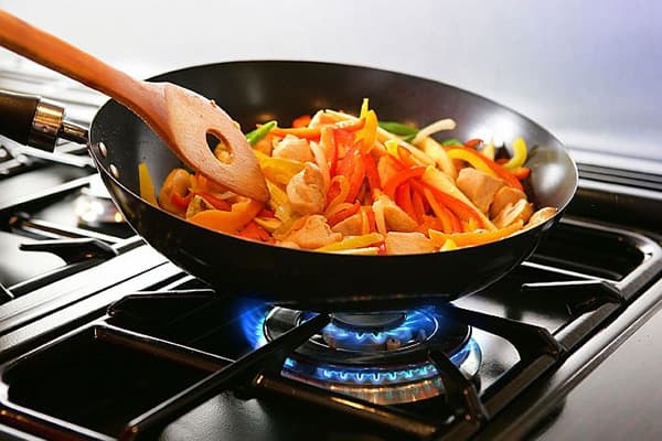 Kochen in einer beschichteten Bratpfanne