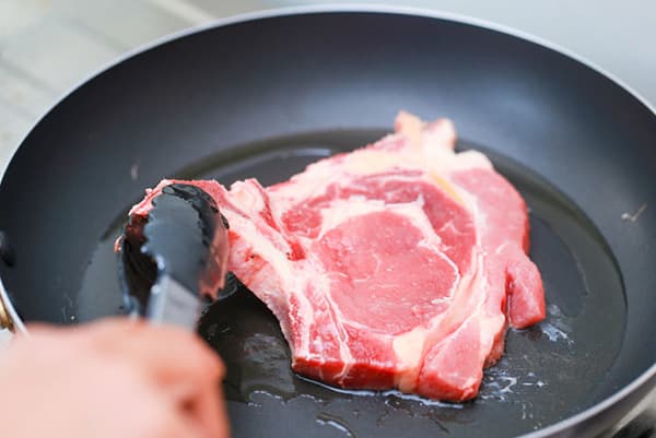 Braten von Fleisch in einer teflonbeschichteten Pfanne