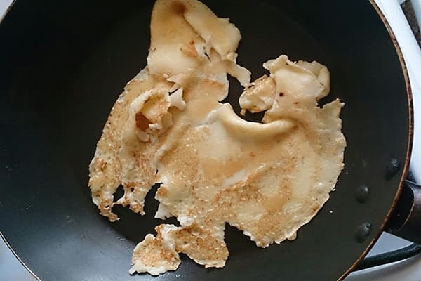 Pfannkuchen gerissen und in der Pfanne festgeklebt