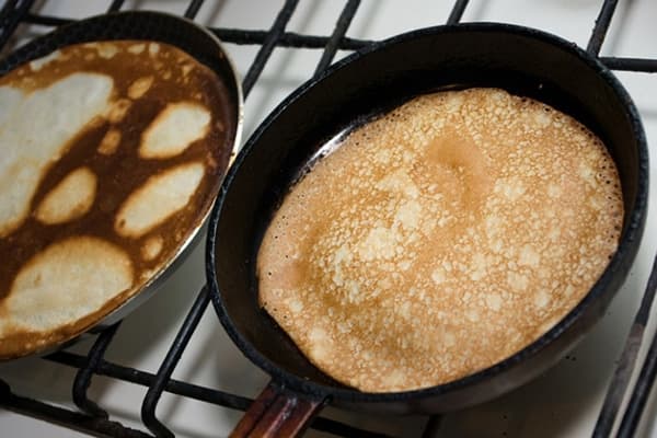 Zwei Pfannen mit Pfannkuchen