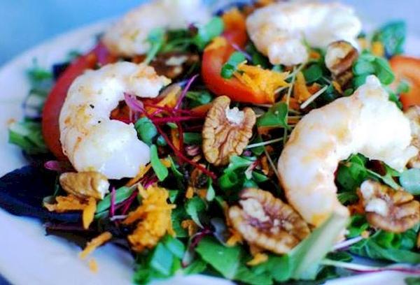 Salat mit Mikrogrün