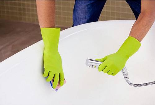 Reinigung der Acrylbadewanne
