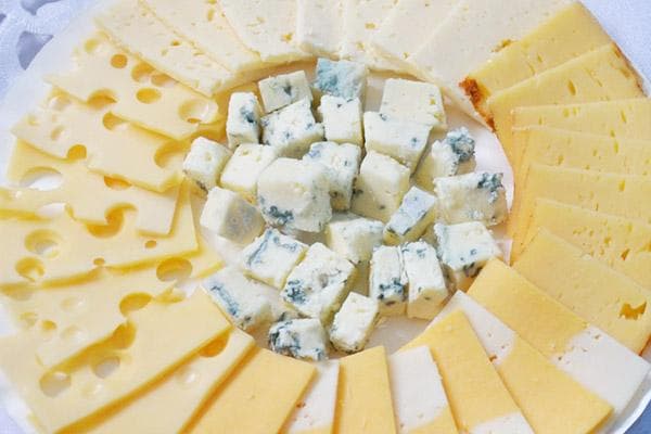 Käse mit Blauschimmel als Teil einer Käseplatte