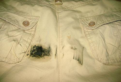 Heizölfleck auf einer Baumwollhose