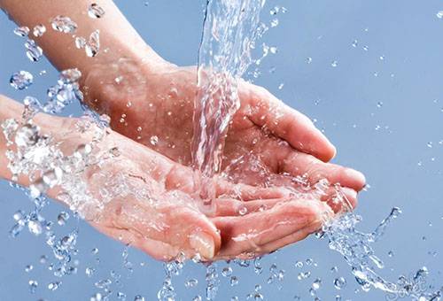Kleber mit Wasser abwaschen