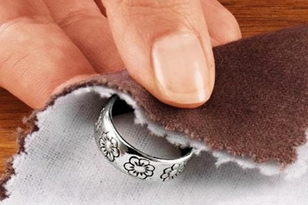 Reinigung eines silbernen Rings