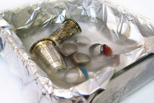 Der Prozess der Silberreinigung mit Natron und Alufolie