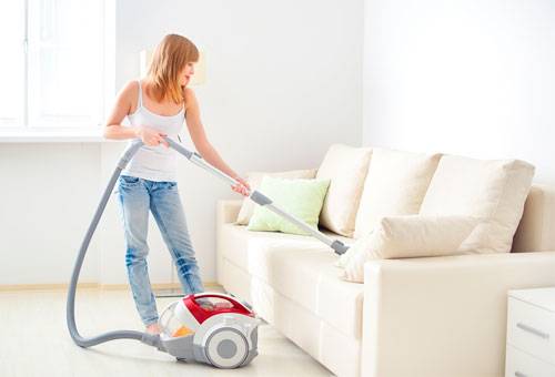 Reinigung des Sofas mit dem Staubsauger