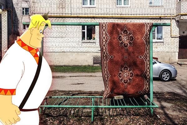 Teppich auf der Stange im Hof