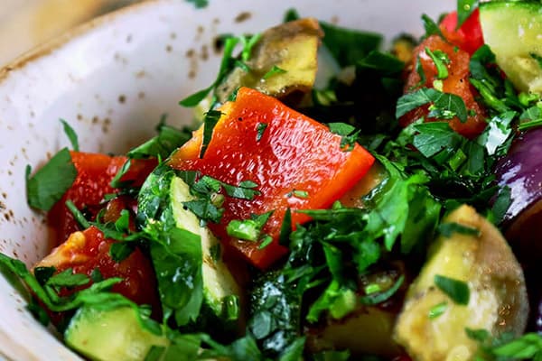 Salat mit Paprika, Zucchini und Tomaten