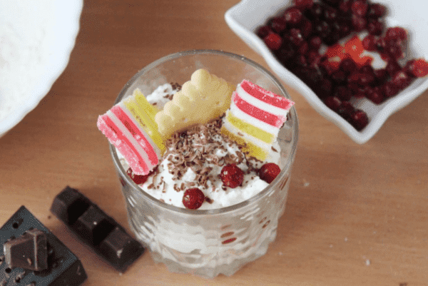 Weihnachtsdessert im Glas mit Quark