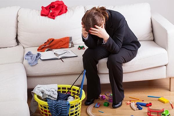 Frau ist es leid, hinter den Kindern aufzuräumen