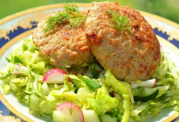 Frikadellen mit Salat