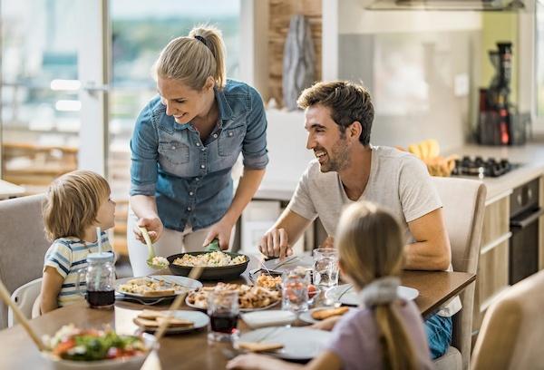 Familie am Esstisch