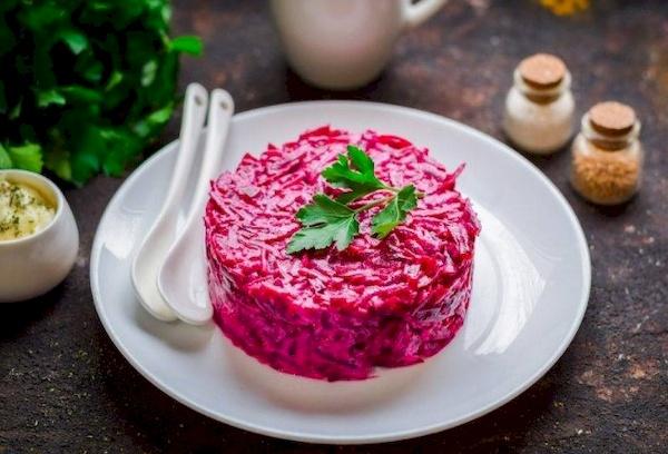 Rote-Bete-Karotten-Kohl-Salat mit Sauerrahm