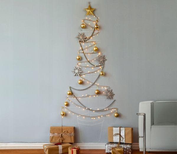 Weihnachtsbaum aus Lichterkette an der Wand