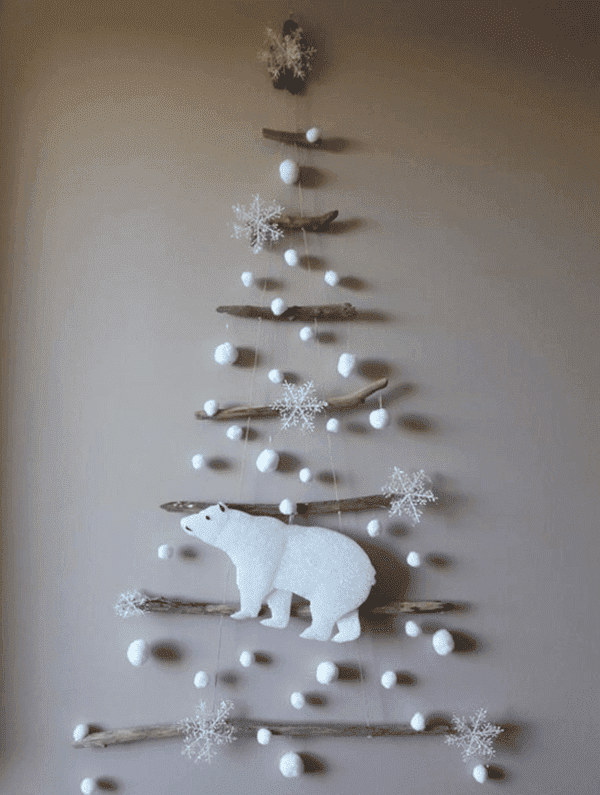 Weihnachtsbaum im Schnee mit einem Eisbären: