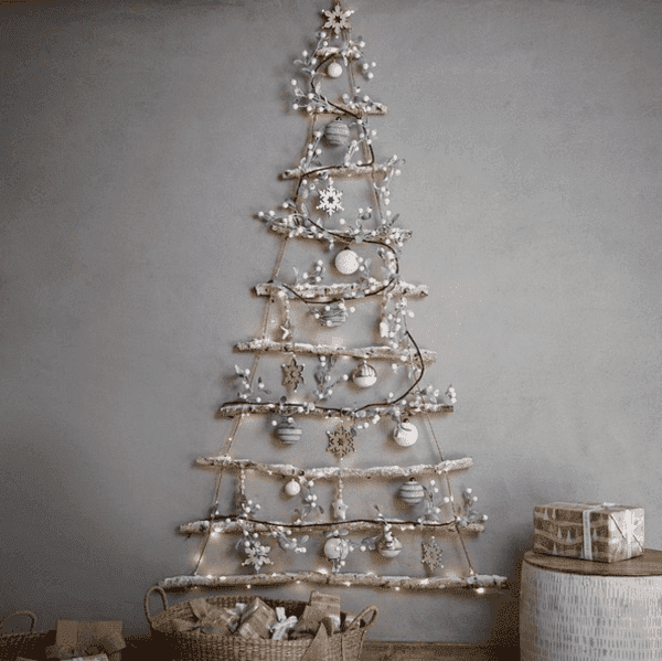 Weihnachtsbaum mit künstlichem Schneespray, weißen und metallischen Ornamenten
