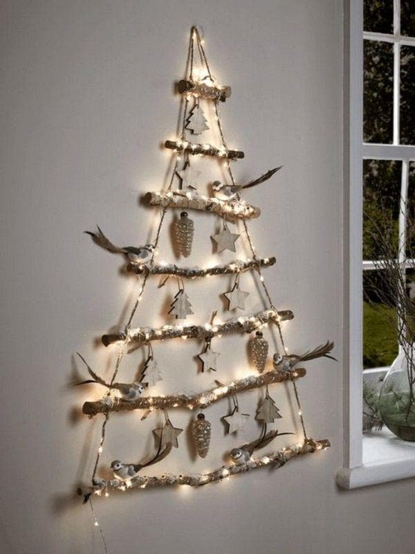 Weihnachtsbaum im Schnee mit Vögeln: