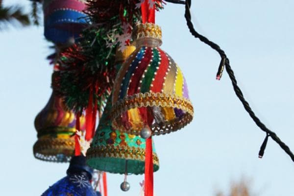 Glocken aus Plastikflaschen, lackiert