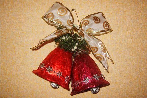 Glöckchen aus Plastikflaschen und Alufolie für den Weihnachtsbaum